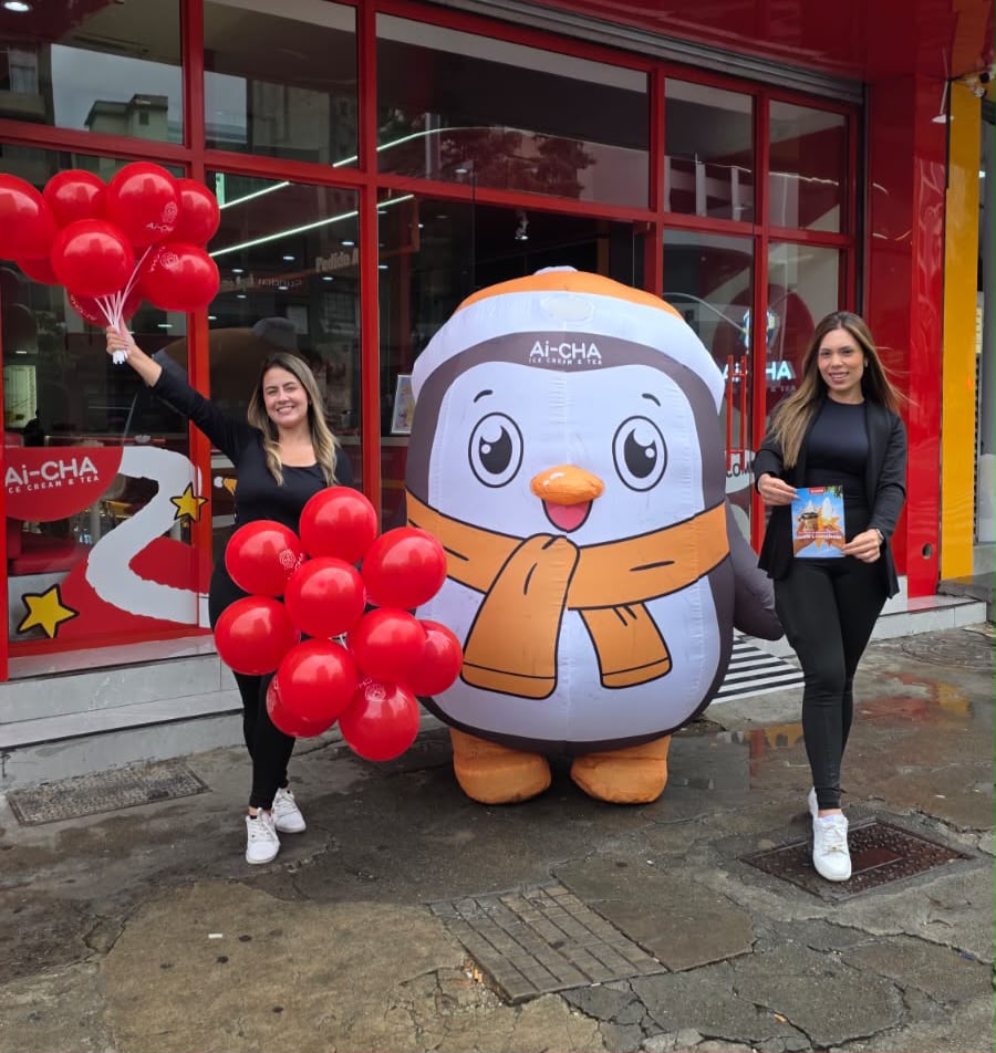 Promotoras com balões e mascote inflável em ativação de marca na loja