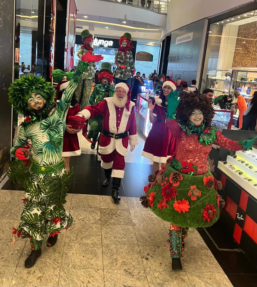 Chegada do Papai Noel com personagens temáticos em cortejo pelo shopping