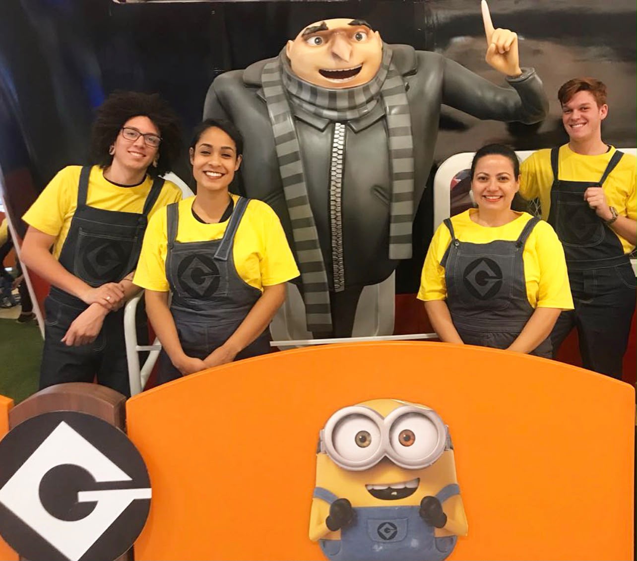 Equipe caracterizada como personagens em atração infantil no shopping