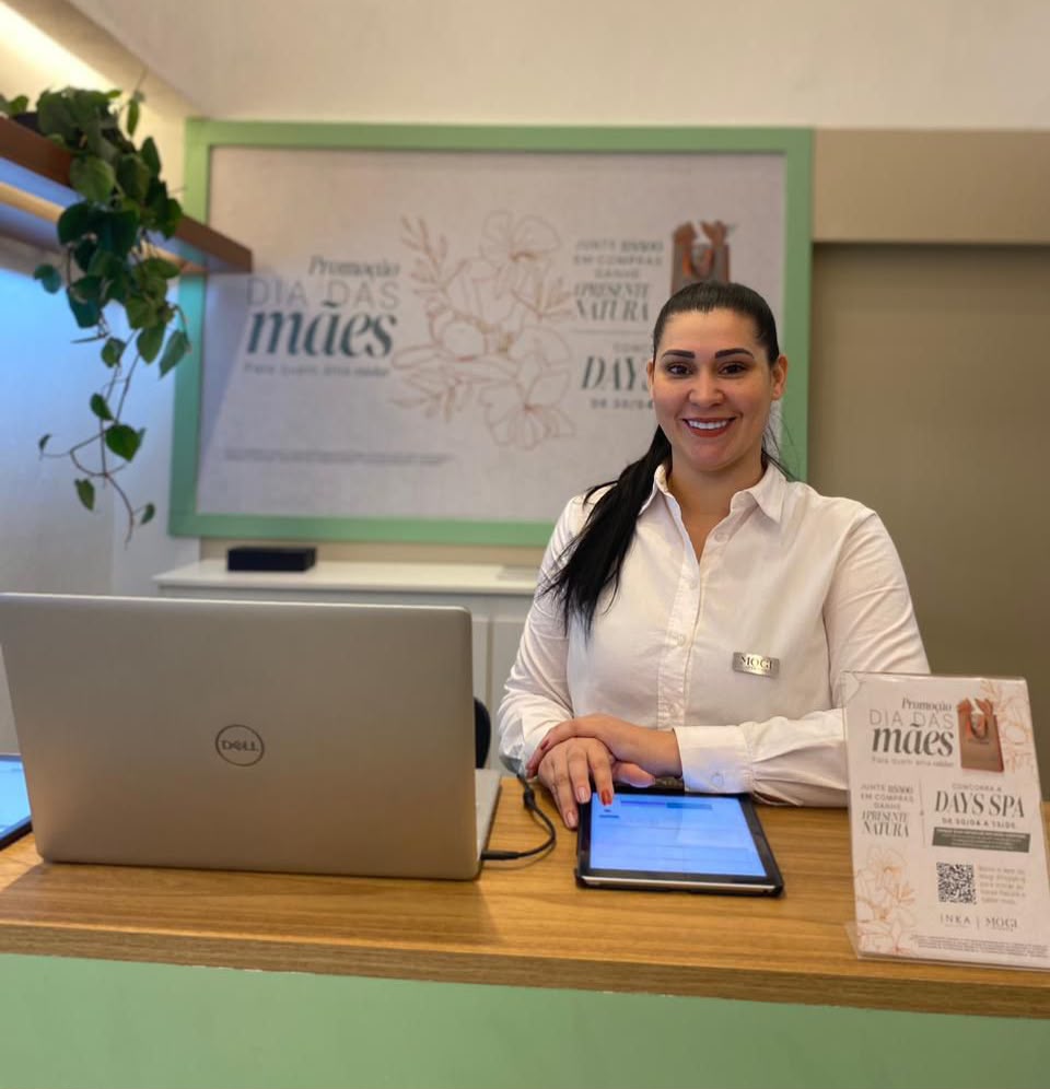 Recepcionista uniformizada em balcão de atendimento de campanha promocional em shopping