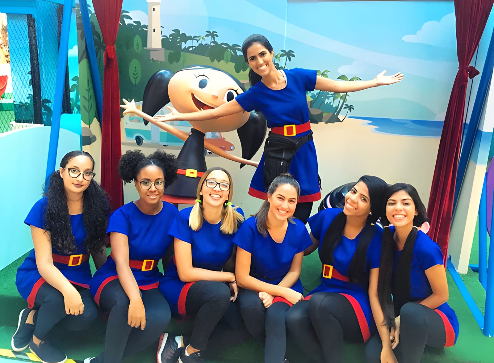 Equipe de monitores uniformizados em evento infantil
